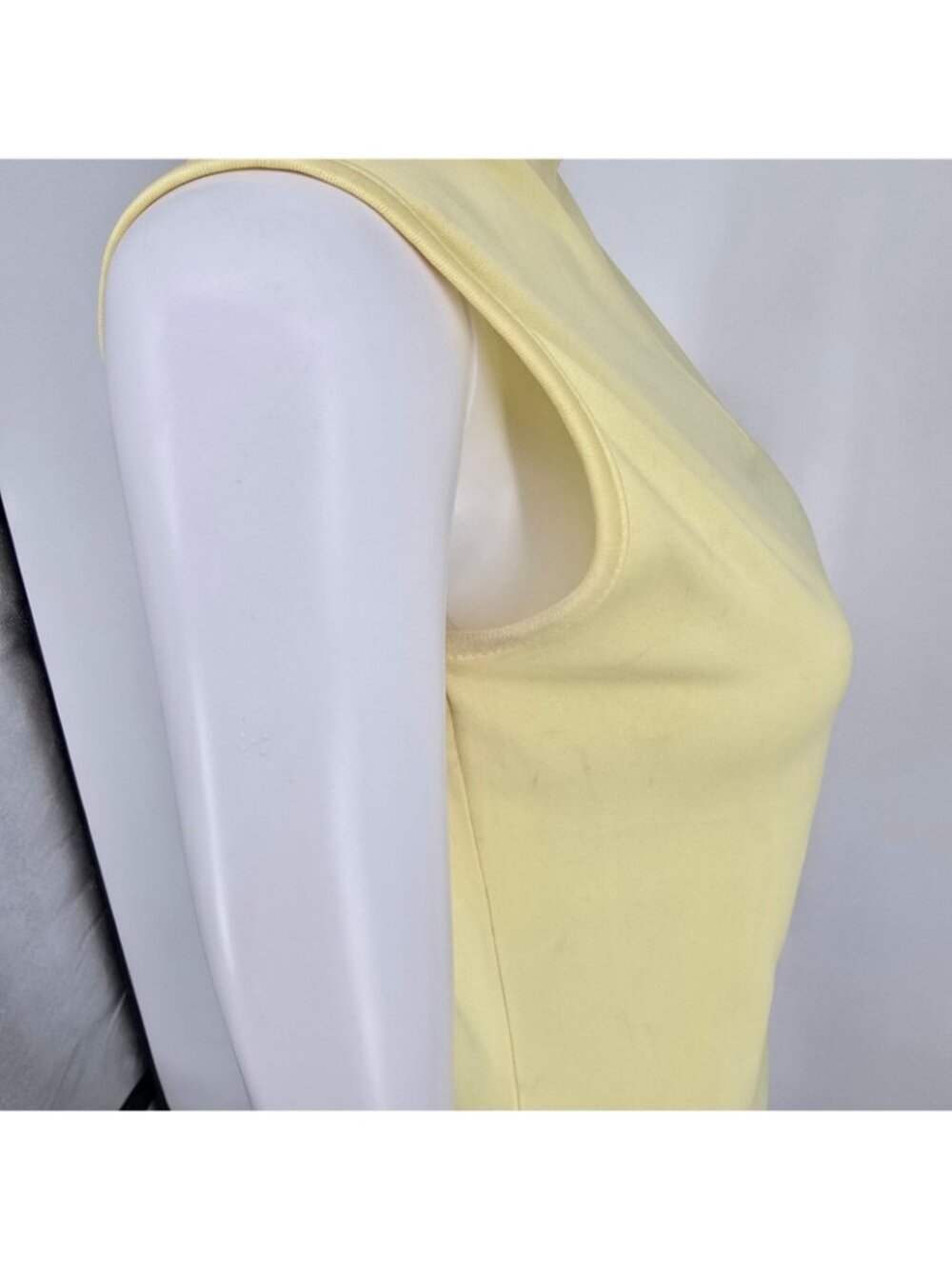 Vintage 1990s Women's Butter Yellow Knit Mock Neck Sleeveless Zip Top (S/M) - Picture 9 of 13